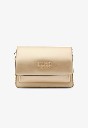 Prostokątna, metaliczna złota torebka z klapą, wytłoczonym logo i łańcuszkowym paskiem. Gładka struktura z wyraźnymi liniami i minimalistycznym designem.
