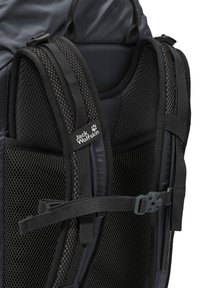 Zaino da trekking nero con pannello posteriore, spallacci imbottiti e traspiranti in mesh e cinturino sternale regolabile, con etichetta del logo Jack Wolfskin.