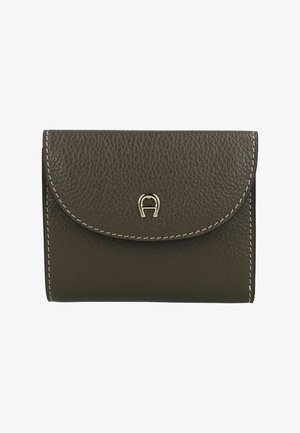 Portefeuille en cuir marron à finition texturée, doté d'un rabat arrondi et de surpiqûres blanches contrastantes. Accent logo en ton or à l'avant.