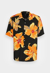 Zwart overhemd met korte mouwen, grote oranje en gele bloemenprint, knoopsluiting aan de voorkant, klassieke kraag en een gladde katoenen textuur.
