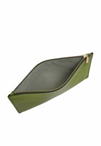 Pochette verde in pelle con una texture liscia, forma triangolare e chiusura con zip dorata. L'interno ha una fodera in rete per una migliore visibilità.