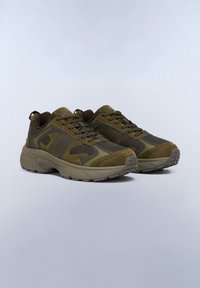 Zapatillas deportivas de color verde oliva con una mezcla de materiales suaves y texturizados. Presentan un diseño de cordones, un collar acolchado y una suela resistente.