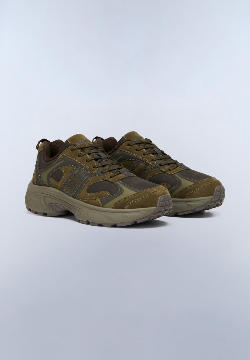 Olivgrüne Sportschuhe aus einer Mischung aus glatten und strukturierten Materialien. Merkmale sind das Schnürdesign, der gepolsterte Schaft und die robuste Sohle.