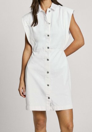 Witte denim jurk met knoopsluiting aan de voorkant, korte mouwen en een aansluitende taille. Gladde textuur en knielengte. Zwarte knopen accentueren het ontwerp.