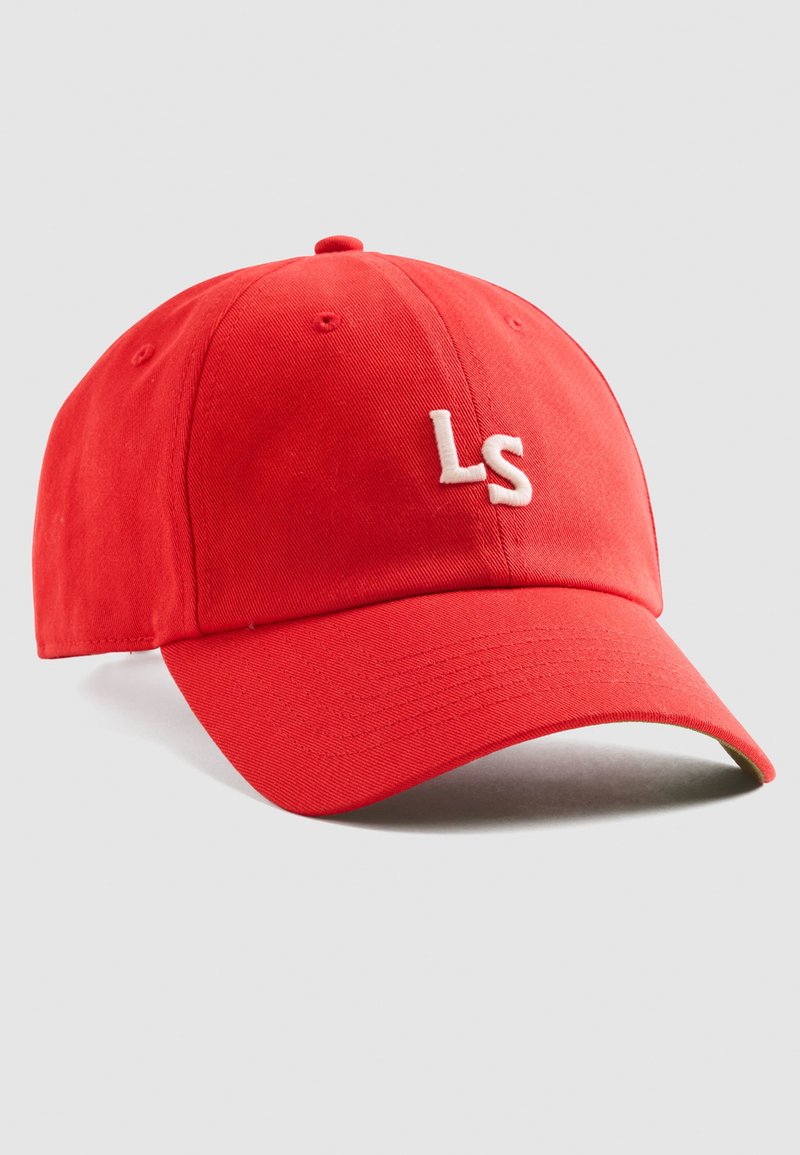 Rode baseballpet van katoen met een gebogen rand. Bevat witte geborduurde "LS" letters aan de voorkant. Geweven stof overal.