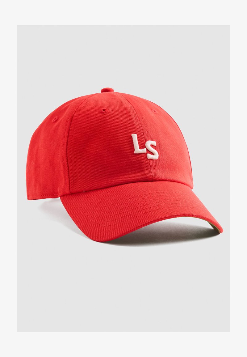 Röd basebollkeps av bomull med en böjd skärm. Har vit broderad "LS"-tryck på framsidan. Texturerat tyg hela vägen igenom.