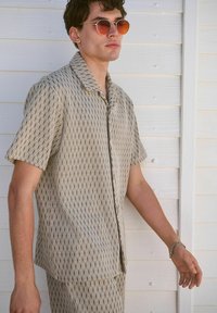 Next REGULAR FIT - TEXTURED STRIPE - Vapaa-ajan kauluspaita - neutral geometric
