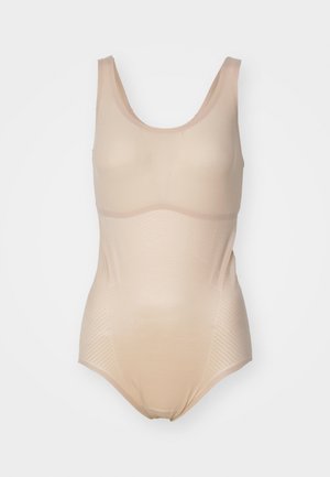 Nøgen bodysuit med en tætsiddende design, glat tekstur, brede skulderstropper og subtil ribbing langs siderne for formgivning.