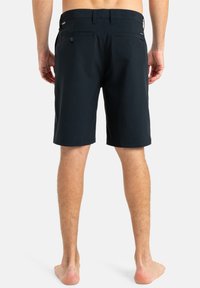 Pantaloni scurți bleumarin dintr-un material ușor, cu un talie tradițională și două buzunare la spate cu nasturi.
