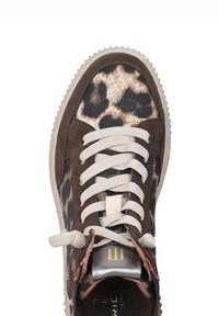 Braune Wildleder-Sneaker mit Leopardenmuster-Details, cremefarbenen Schnürsenkeln und strukturiertem Gummisohle. Mit einem Logo-Tag auf der Zunge.