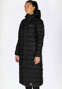 Czarna kurtka puchowa o długim fasonie, z zamkiem z przodu, kapturem i logo. Posiada pikowaną strukturę oraz boczne kieszenie na zamek.