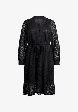 Zwarte kanten jurk met lange, doorschijnende mouwen, een V-hals, knoopdetails, een ceintuur in de taille en een uitlopende zoom, voorzien van bloemenpatronen.