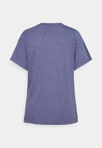 T-shirt bleu à manches courtes et col rond, vu de dos, avec une texture chinée subtile et un petit logo près de l'ourlet inférieur.