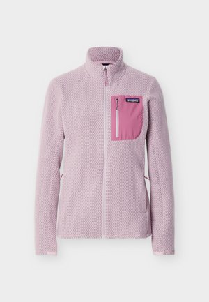 Ανοιχτό μοβ, υφασμάτινο μπουφάν fleece με πλήρη εμπρόσθιο φερμουάρ και αντίθετη ροζ τσέπη στο στήθος με φερμουάρ, σε μονόχρωμο φόντο.