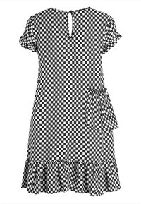 Černobílé kostkované šaty s krátkými rukávy, volánkovým lemem na spodním okraji, klíčovou dírkou na zadní straně a detailem s vázáním na boku.