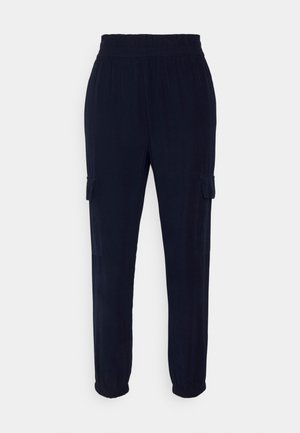 Calças cargo azul-marinho com uma cintura elástica, bolsos laterais e bainhas com punho, feitas de um material leve e suave.