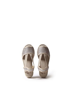 Beige espadriller med en vävd textur, rund tå, ankelrem och sula av naturliga fibrer. Enkel design med sydda kanter.