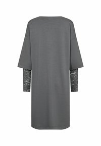 Rochie gri cu mâneci scurte, având detalii din dantelă pe mânecile lungi, textură netedă și o croială lejeră. Fără hardware vizibil sau modele.