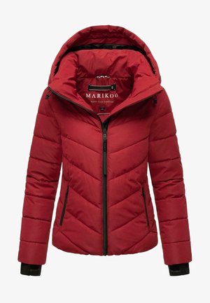 Veste rembourrée rouge avec capuche, dotée d'une fermeture éclair à l'avant, d'accents noirs, de matelassage en chevron et de deux poches latérales zippées. Étiquette de la marque visible à l'intérieur.