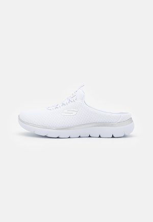 Biały sneaker wsuwany z siateczkową cholewką, detalami sznurowadeł, amortyzującą podeszwą i logo "S" po boku, pokazany z profilu na jednolitym tle.