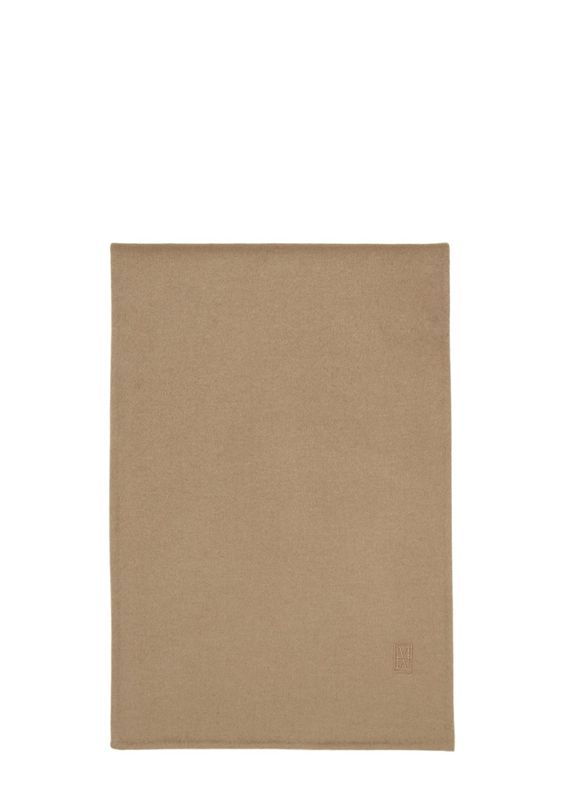 Beige vierkante sjaal gemaakt van zacht stof. Heeft een subtiele textuur met een klein geborduurd logo in de hoek.