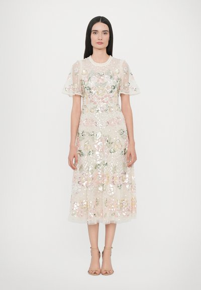 Kleid mit einem transparenten, bestickten Overlay, das florale Muster in Pastellfarben, Pailletten und gewellten, rüschenden Ärmeln zeigt.