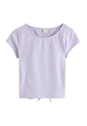 Vaaleanvioletti lyhythihainen lyhyt toppi pyöreällä pääntiellä ja pienellä edessä olevalla solmulla, esitetty valkoisella taustalla.