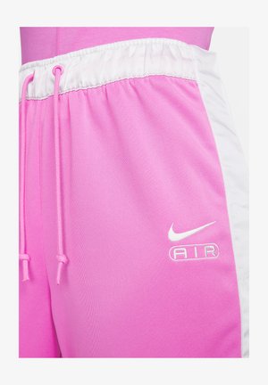 Rosa Shorts aus leichtem Material, mit weißen Seitenpanelen, einem Kordelzugbund und gesticktem Nike-Logo mit "AIR."