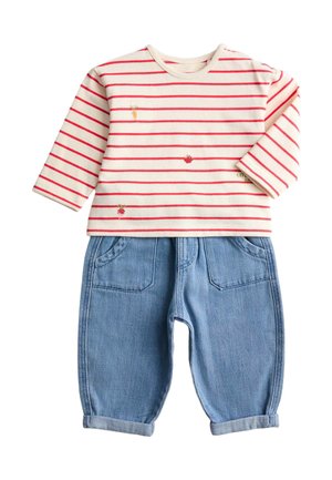 Camicia a maniche lunghe color crema con strisce rosse e ricamo di piccoli ortaggi, abbinata a pantaloni di jeans azzurri con risvolto per bambini piccoli.