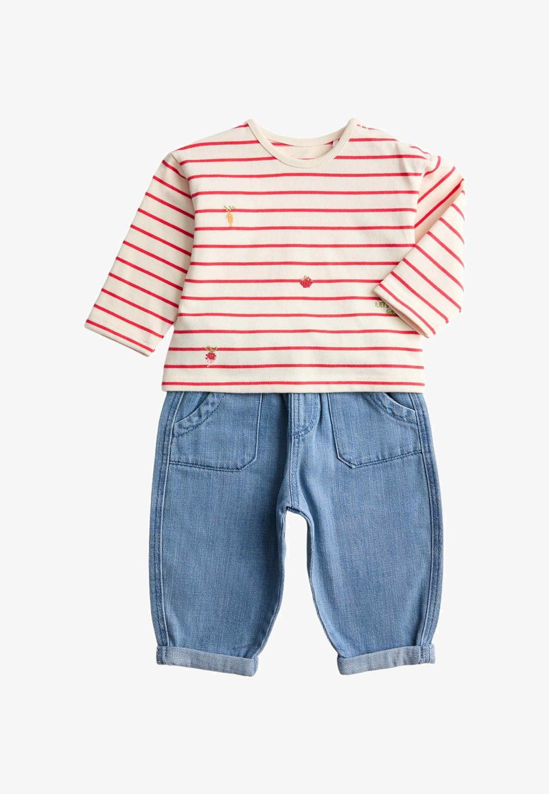 Chemise longue crème à manches longues avec des rayures rouges et une petite broderie de légumes, associée à un pantalon en denim bleu clair avec revers pour tout-petits.