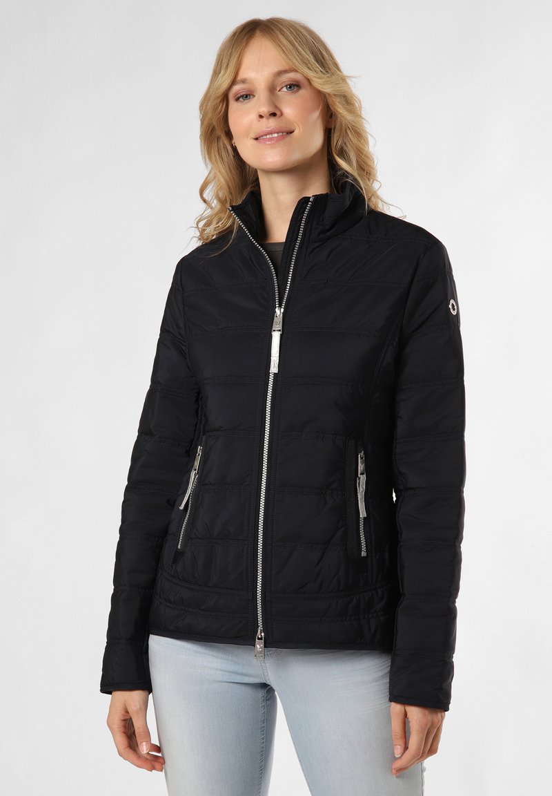 Schwarze gesteppte Jacke mit hohem Kragen, vollem Reißverschluss, zwei Fronttaschen und silbernen Hardware-Akzenten. Glatte Stoffoberfläche mit einem schlanken Design.