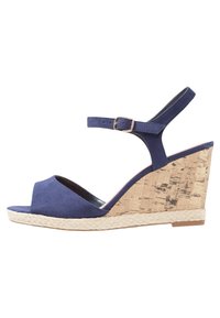 Námořnické semišové sandály na platformě s korkovým podpatkem, otevřenou špičkou a kotníkovým páskem se stříbrnou sponou. Jutová detaile na podrážce.