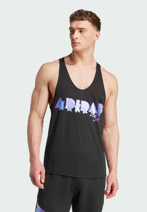 Sort tank top med et gradient logo i lilla og blå nuancer, lavet af blødt stof, med brede armhuller og en rund halsudskæring.