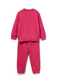 Chándal rosa que incluye una camiseta de manga larga y pantalones a juego. Tejido suave con puños acanalados y un detalle de bolsillo trasero en los pantalones.