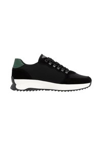 Schwarze Sportsneaker mit einer glatten Oberfläche, grüner Ferse, runden Schnürsenkeln und einer weißen Zwischensohle. Strukturierte Außensohle mit Zickzack-Muster.