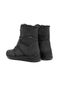 Botas de tobillo de gamuza negra con forro de piel sintética, diseño con cordones, suelas de goma y tobillo acolchado para mayor comodidad. Presenta detalles de costura.