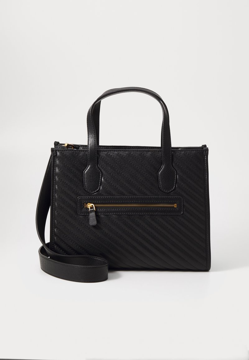 Sac à main texturé noir avec double poignée, une poche à fermeture éclair dorée à l'avant et une bandoulière réglable sur un fond blanc.