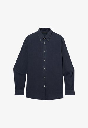 Tmavě modrá košile s dlouhým rukávem na knoflíky, se špičatým límečkem a bílými knoflíky, zobrazena na bílém pozadí.