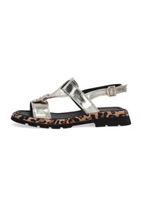 Metalické stříbrné sandály s leopardím vzorem na stélce. Obsahují nastavitelný pásek, otevřenou špičku a texturovanou černou podrážku.