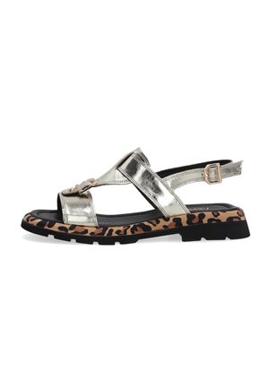 Metalické stříbrné sandály s leopardím vzorem na stélce. Obsahují nastavitelný pásek, otevřenou špičku a texturovanou černou podrážku.