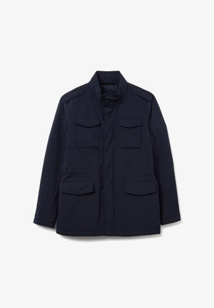 Veste bleu marine à manches longues avec col montant, quatre poches avant, fermeture par boutons et épaulettes. Matière en mélange de coton.
