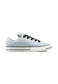 Sneaker in tela azzurro chiaro con lacci neri, suola in gomma bianca e strisce nere e bianche. Presenta un accento giallo sulla linguetta.