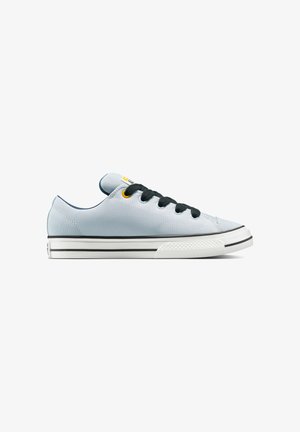 Himmelblauer Canvas-Sneaker mit schwarzen Schnürsenkeln, weißer Gummisohle und schwarz-weißen Streifen. Mit gelbem Akzent auf der Zunge.