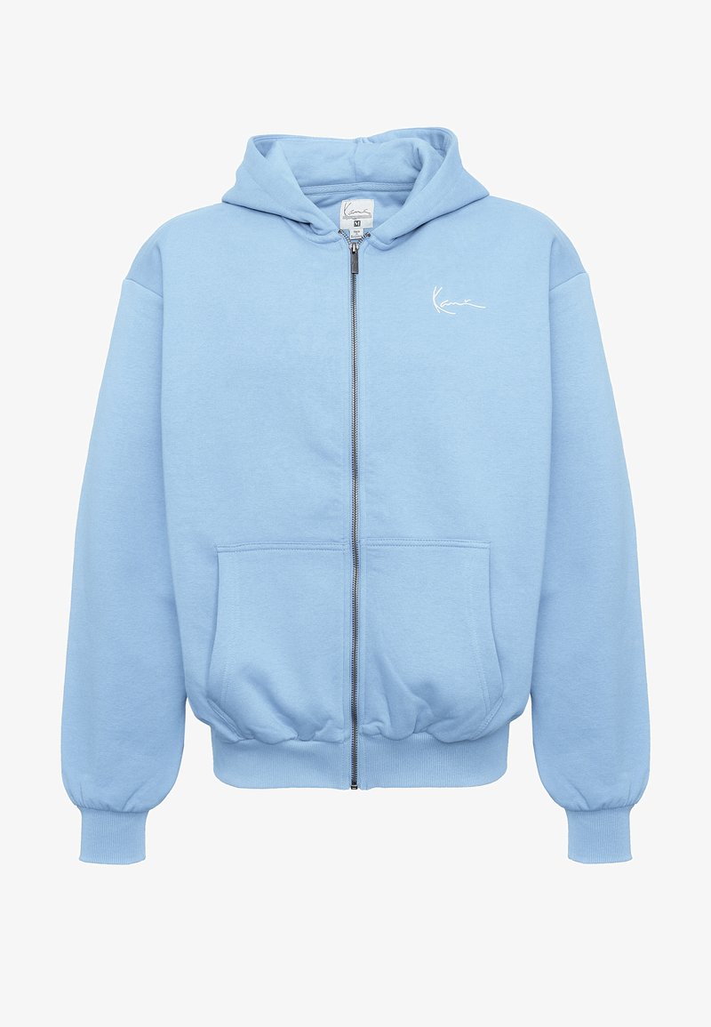 Svetlomodrá mikina na zips s prednými vreckami, rebrovanými manžetami a lemom, kapucňou a malým bielym podpisovým logom na ľavej strane hrudníka.