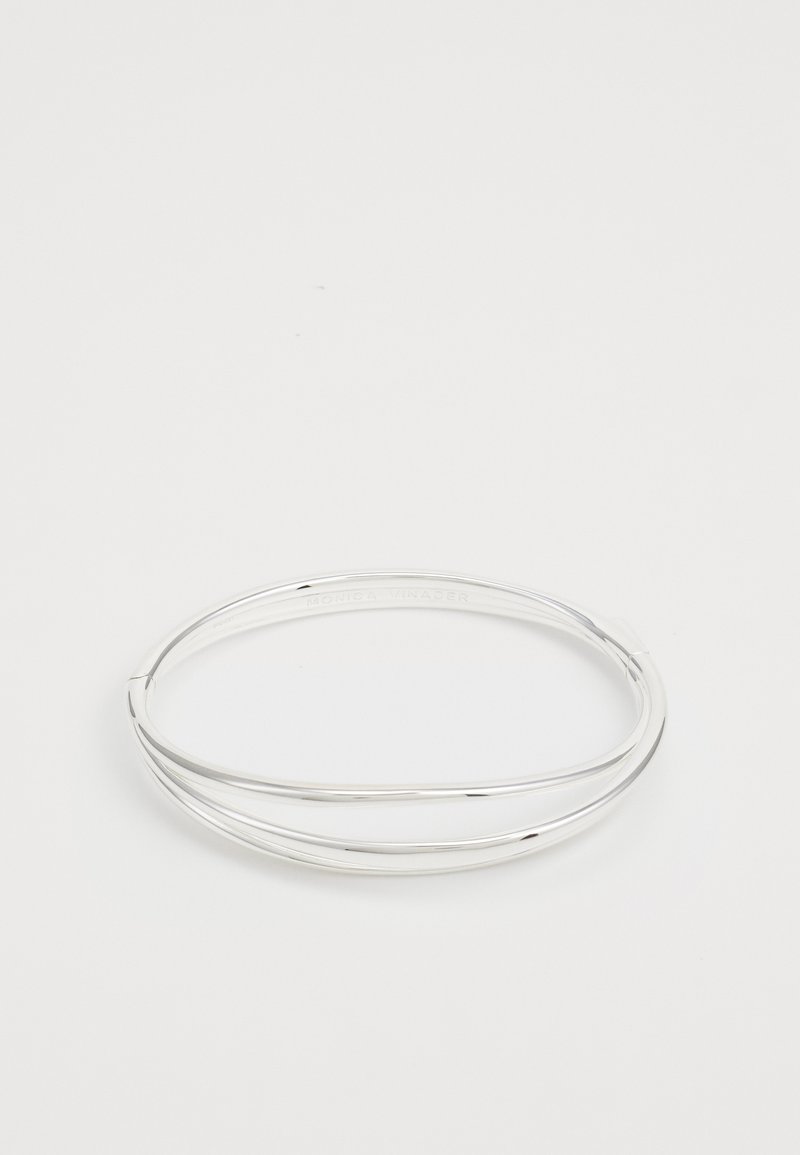 Bracelet en argent avec un design épuré et minimaliste, comportant des bandes entrelacées, une texture lisse et une finition polie.