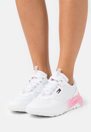 CHUNKY TECH GRADIENT RUNNER - Joggesko - white