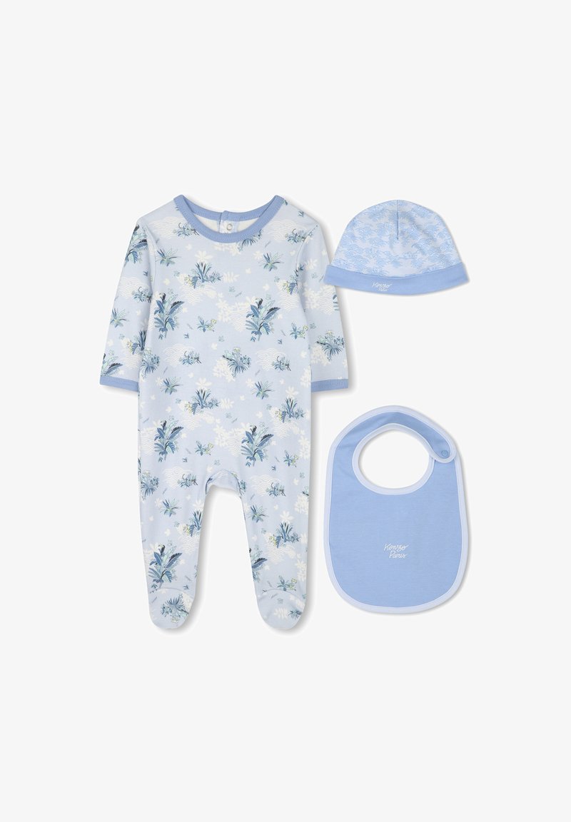 Babykleding set omvat een langwerpig bloemen rompertje, een bijpassende lichtblauwe muts en een bijpassend slabbetje, allemaal in een zachte stof.