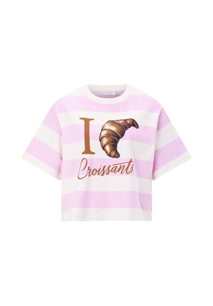 Weißes und pink gestreiftes T-Shirt mit kurzen Ärmeln, auf dem vorne in brauner Schrift "I [Croissant-Bild] Croissants" steht.