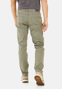 Groene katoenmixbroek met een slim fit, vijf-pocket ontwerp, gestikte accenten en een klassieke tailleband. Zichtbaar merkje boven de achterzak.