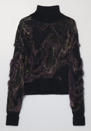 Suéter negro de cuello alto con un patrón texturizado en púrpura oscuro y dorado, con detalles de flecos y puños y dobladillo acanalados.